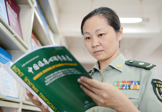 资料图：爱好学习的蔡红霞，对该领域进行了艰难的探索。她结合自己的临床实践，总结经验体会，撰写了许多有独特见解的学术文章。